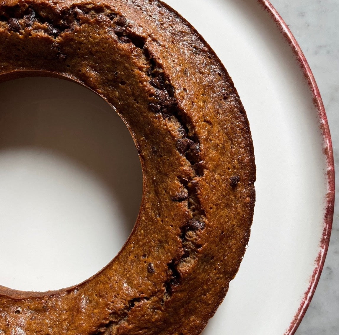 Banana bread al cioccolato su piatto bianco