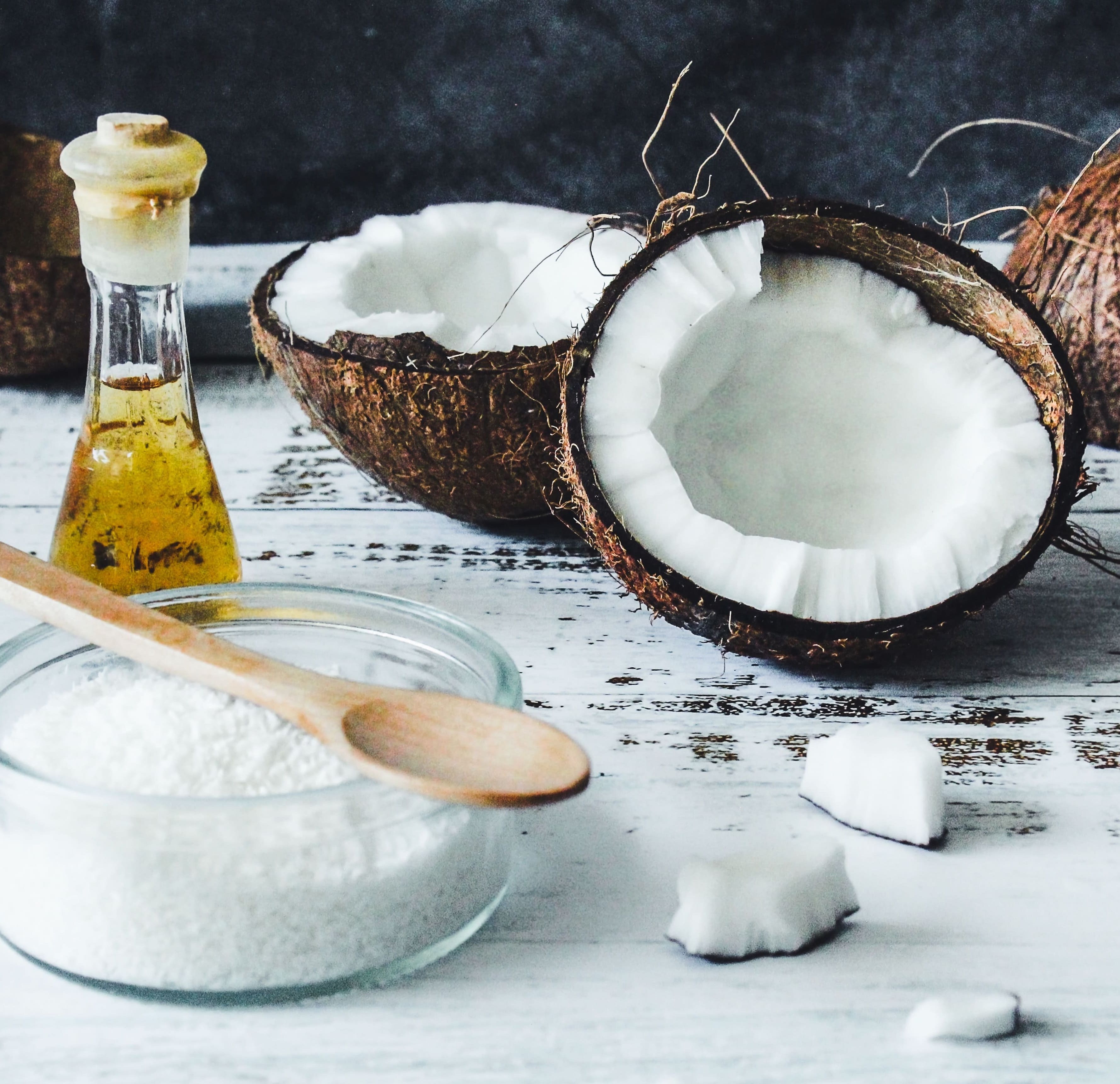 Olio di cocco, cocco a scaglie e vaso con cocco e cucchiaino