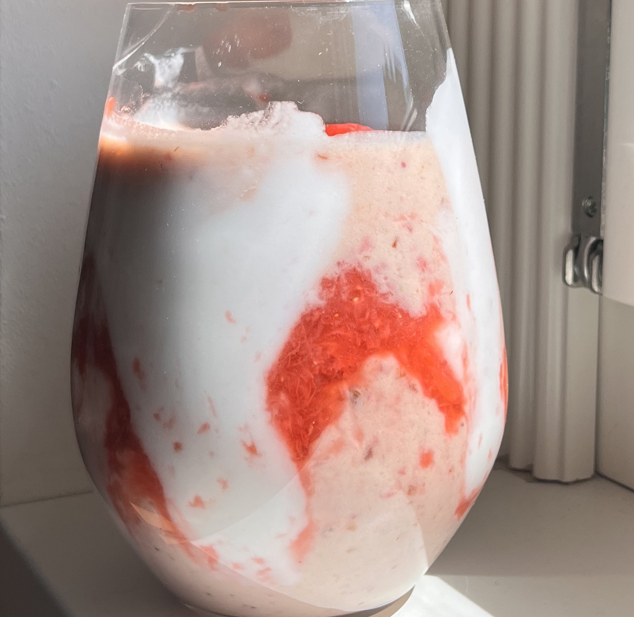 HAILEY BIEBER’S STAWBERRY GLAZE SKIN GLOW SMOOTHIE