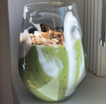 Bicchiere con smoothie agli spinaci e avocado, con Original Granola e frutta fresca