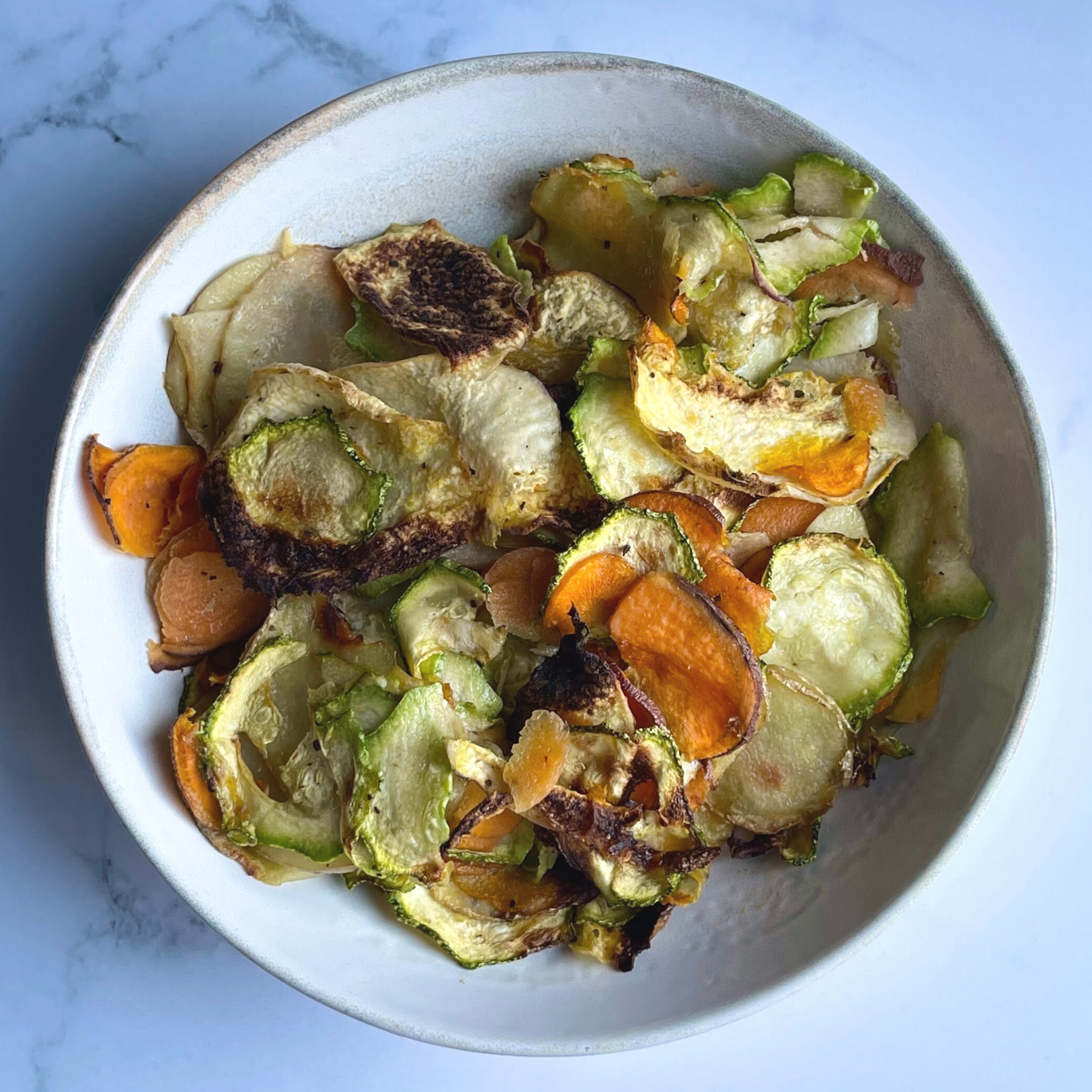 Piatto con verdure come chips di patate