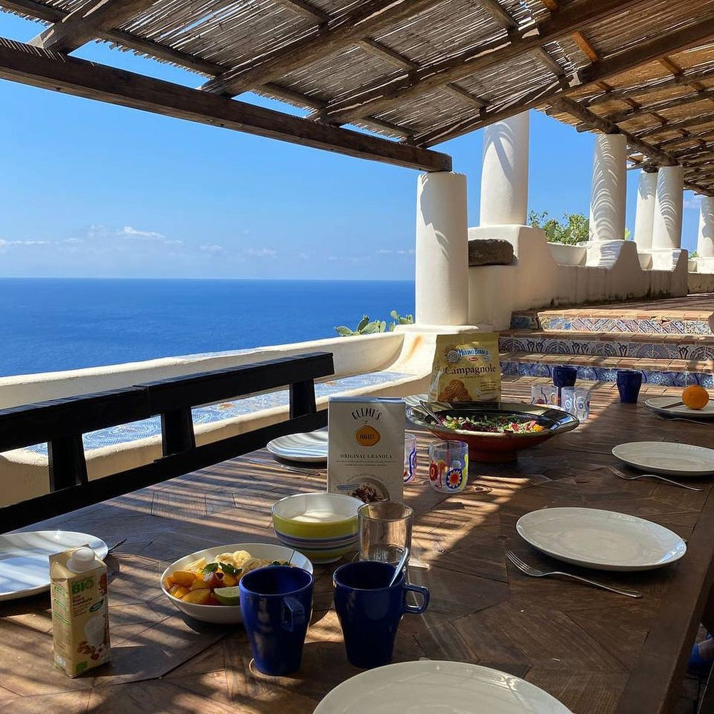 Terrazza con vista mare con granola e piatti