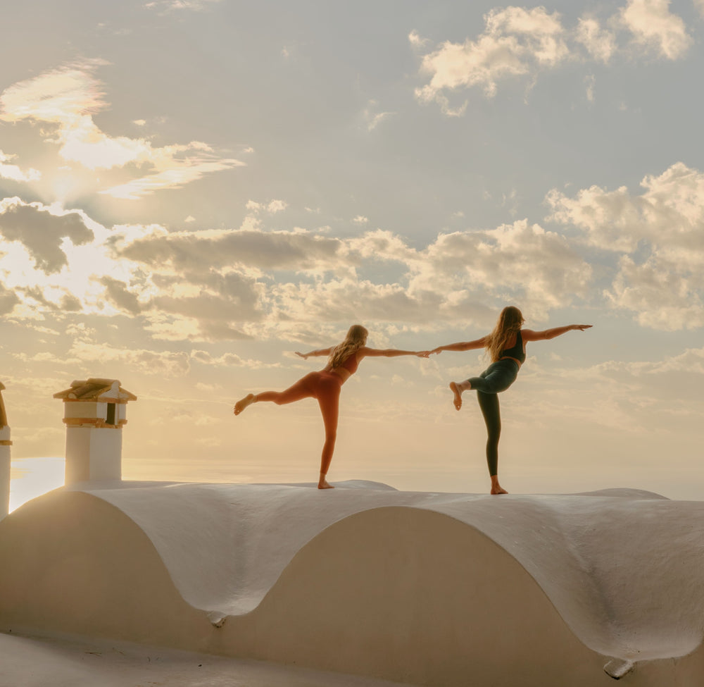 Clementina e Inès fanno yoga sul tetto con alba