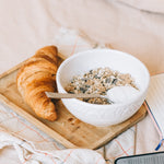Cornetto e colazione con cereali e yogurt
