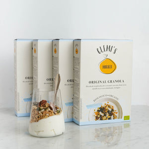 quattro confezioni in fila di original granola bio vegan con fiocchi d'avena