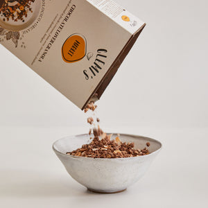 Pack di chocolate lover granola versata su bowl