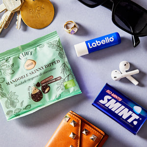 mandorle skinny dipped e accessori come chiavi, AirPods, labello