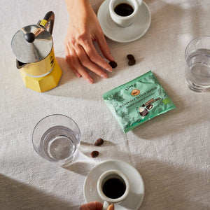 Tavolo allestito per colazione con mandorle skinny dipped e caffè