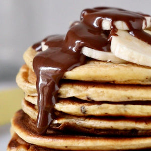 Clemi's Market Crema Nocciole e Cioccolato Femme Fatale su pancakes con banana