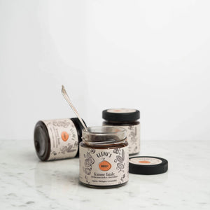vasetto di crema spalmabile bio, vegan e salutare pronta da spalmare