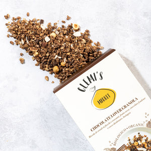 granola al cioccolato biologica croccante vegana senza zuccheri raffinati rovesciata sul piano