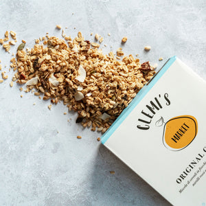 original granola biologica croccante vegana senza zuccheri raffinati rovesciata sul piano
