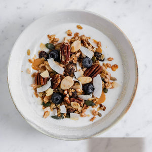original granola clemi's market in ciotola di latte vegetale